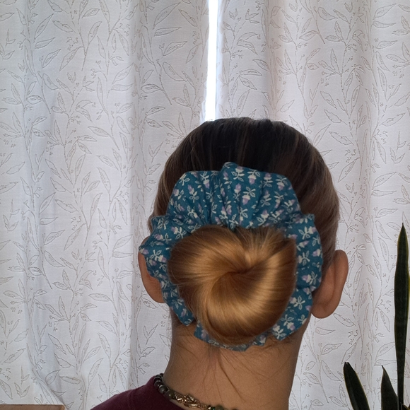 Floral Scrunchie Set - Picture 5 of 10
